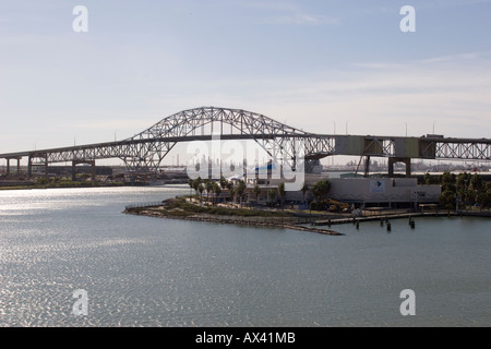 Harbour Bridge Corpus Christi South Texas TX USA view de l'USS Lexington Banque D'Images