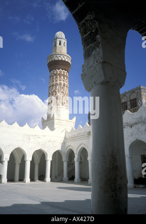 Vue sur la cour de la reine Arwa, mosquée du XIe siècle à Jibbleh, AU YÉMEN Banque D'Images