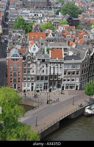 Amsterdam Hollande Pays-bas vue aérienne du quartier du Jordaan, le long du canal Prinsengracht prises à partir de l'église Westerkerk Banque D'Images
