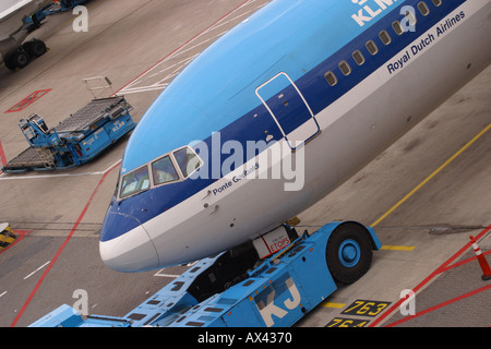 En attente d'un avion MD 11 KLM pushback sur l'aire de l'aéroport Banque D'Images