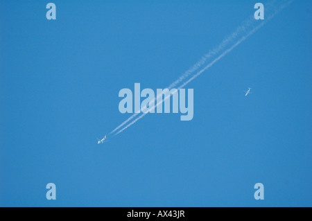 Trace d'avion dans le ciel Banque D'Images