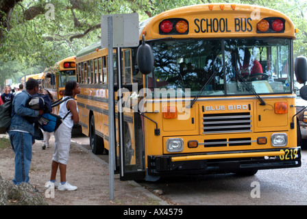 Les élèves sont à bord d'un bus scolaire jaune. États-Unis .États-Unis d'Amérique Banque D'Images