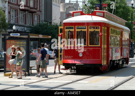 La Nouvelle Orléans en Louisiane USA United States Red Streetcar sur Canal Street Grand Sud Banque D'Images