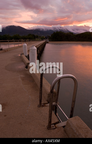 Pier (jetée et puissant avec le coucher du soleil à Cardwell près de l'île de Hinchinbrook, Australie Banque D'Images