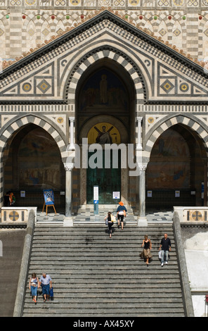 Les touristes sur les marches de la cathédrale Sant' Andrea, Amalfi, Campanie, Italie Banque D'Images