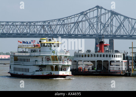 La Nouvelle Orléans en Louisiane USA le Cajun Queen et Thomas Jefferson ferry sur le fleuve Mississippi Banque D'Images