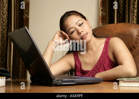 Femme adultes dormant dans un bureau Banque D'Images