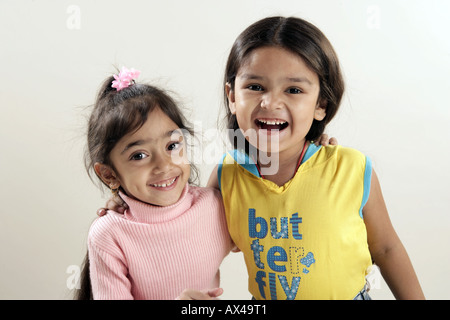 Portrait de deux girls laughing Banque D'Images