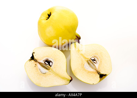 Tranches de coings, (Prunus dulcis), elevated view Banque D'Images