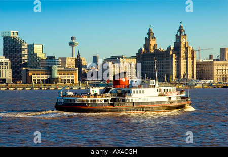 Ferry de Liverpool en passant en face du bâtiment du foie et des structures contemporaines Banque D'Images