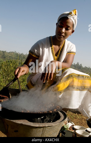 L'Éthiopie 2008 Yirgalem. Aregash lodge. Cérémonie de torréfier les grains de café Banque D'Images