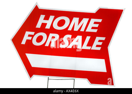 Home for sale sign. Pancarte rouge avec flèche sur fond blanc découpe découpe Banque D'Images