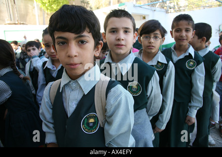 Ecole enfants jouant à un schoolsquare à Amman, Jordanie Banque D'Images