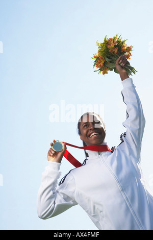 Woman Holding Bouquet et médaille Banque D'Images