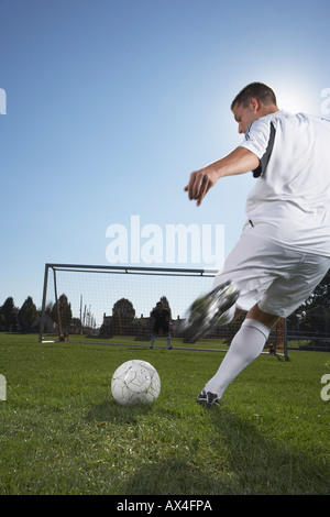 Man Playing Soccer Banque D'Images