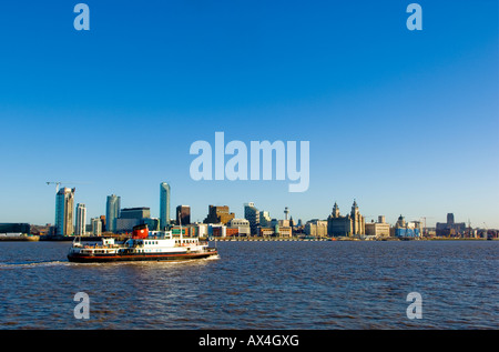 Ferry de Liverpool qui passe devant les trois grâces et les bâtiments du front de mer contemporain Banque D'Images