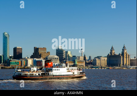 Ferry de Liverpool qui passe devant les trois grâces et les bâtiments du front de mer contemporain Banque D'Images