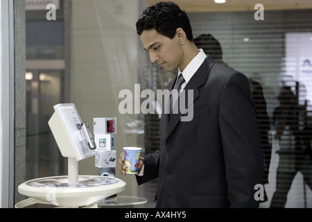 Portrait d'un homme d'acheter téléphone mobile dans un centre commercial Banque D'Images