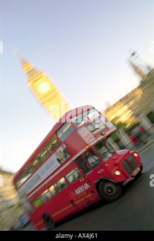 London Routemaster bus passant de Big Ben, Parliament Square Banque D'Images