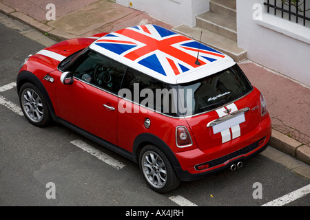 Un spécimen d'Austin Mini Cooper S voiture avec les couleurs en anglais. Spécimen d'Austin Mini Cooper S aux couleurs anglaises. Banque D'Images