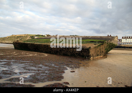 Une jetée de Spud du port Mulberry à Arromanches sur Gold Beach, en Normandie. Banque D'Images