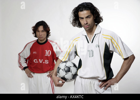 Deux joueurs de football posing Banque D'Images