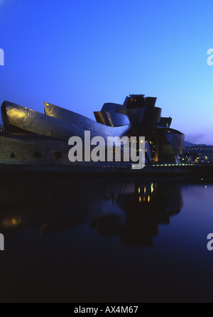 Musée Guggenheim Bilbao nuit vue sur fleuve Nervion avec réflexion dans l'eau Euskadi Pays Basque Espagne Banque D'Images