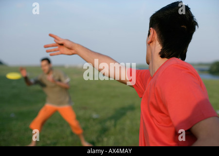 Deux jeunes hommes jouant avec un frisbee Banque D'Images