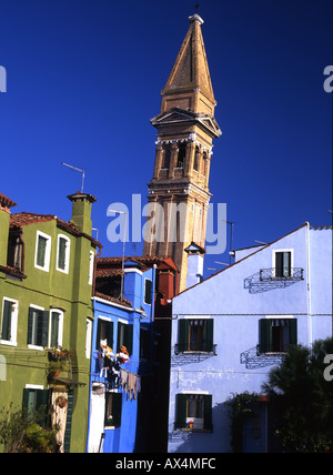 Burano Lagune de Venise San Martino église et son campanile penché maisons colorées typiques de Venise en premier plan l'île de Ven Banque D'Images