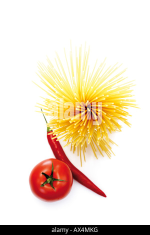 Paquet de spaghetti, piment et tomate, elevated view Banque D'Images