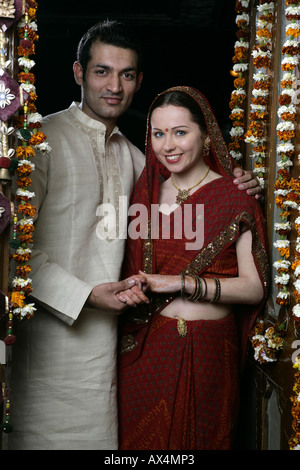 Portrait d'un couple celebrating diwali and smiling Banque D'Images