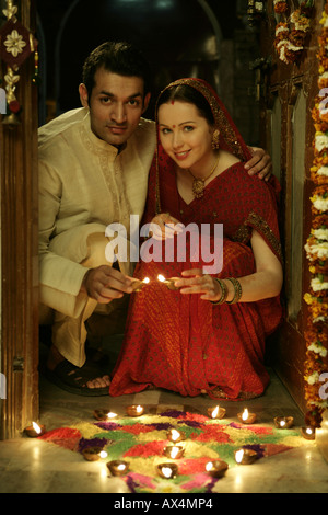 Portrait d'un couple celebrating diwali and smiling Banque D'Images