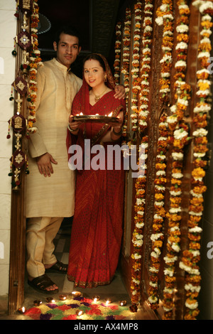 Portrait d'un couple celebrating diwali Banque D'Images