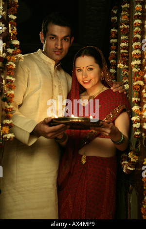 Portrait d'un couple celebrating diwali Banque D'Images