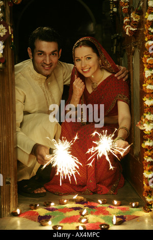 Portrait d'un couple celebrating Diwali Banque D'Images