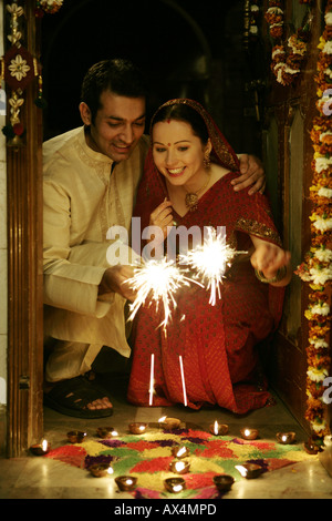 Couples célébrant Diwali Banque D'Images
