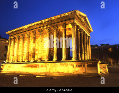 Maison Carrée 2ème ANNONCE de siècle temple romain de nuit carrée d'art museum par Norman Foster Nîmes Languedoc Rousillon & France Banque D'Images