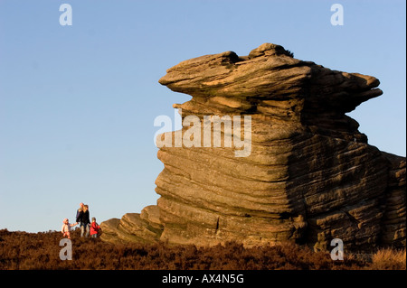 Une mère et des enfants à côté de la mère dans l'Burbage Valley près de Sheffield dans le parc national de Peak District, Derbyshire Banque D'Images