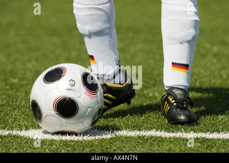 Pieds d'un joueur de football nationale allemande s'en tenir à une copie de l'EUROPASS,matchball officiel du tournoi de football Banque D'Images