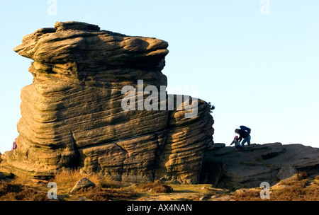 Une mère et des enfants à côté de la mère dans l'Burbage Valley près de Sheffield dans le parc national de Peak District, Derbyshire Banque D'Images