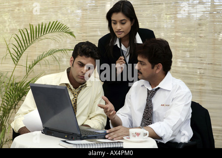 Trois personnes discutant dans un bureau Banque D'Images