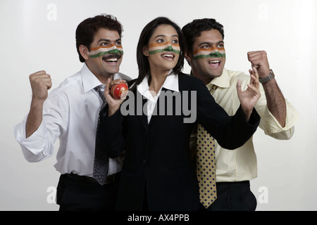 Trois business people watching cricket et acclamer Banque D'Images