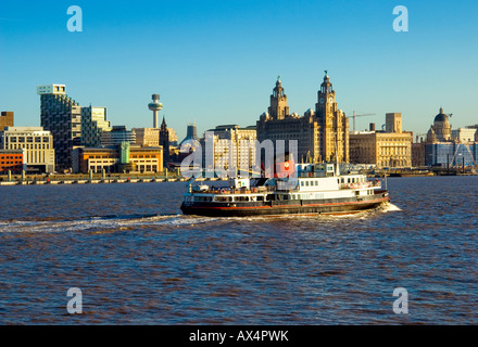 Ferry de Liverpool qui passe devant les trois grâces et les bâtiments du front de mer contemporain Banque D'Images