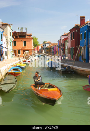 Maisons peintes sur l'île de Burano, Venise Banque D'Images
