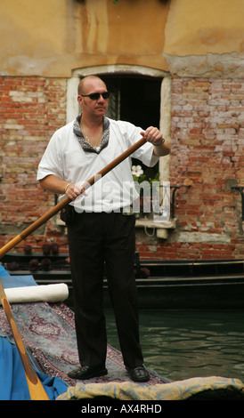Les passagers en attente de Gondolier Venise canal Venise Banque D'Images