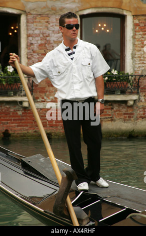 Les passagers en attente de Gondolier Venise canal Venise Banque D'Images