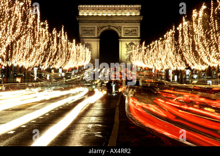 L'Arc de Triomphe et l'Avenue des Champs Elysées à Paris la nuit. Banque D'Images