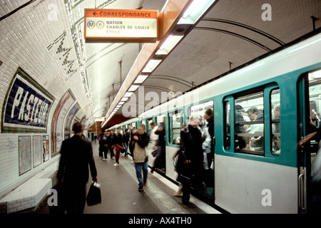 Passagers et un métro à la station Pasteur à Paris. Banque D'Images