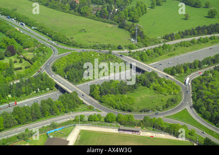 Vue aérienne d'une jonction d'autoroutes où la M40 Junction répond à l'un355 près de Beaconsfield Banque D'Images