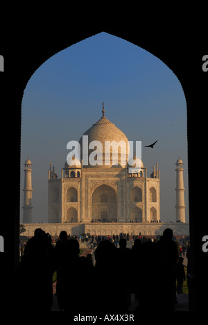 Vue du Taj Mahal à travers la porte principale. Banque D'Images